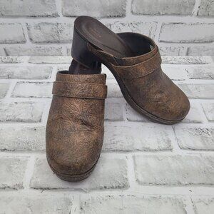 Pristine Crocs Sarah Tooled Clogs Brown Floral Textured Block Heel Boho Size 7